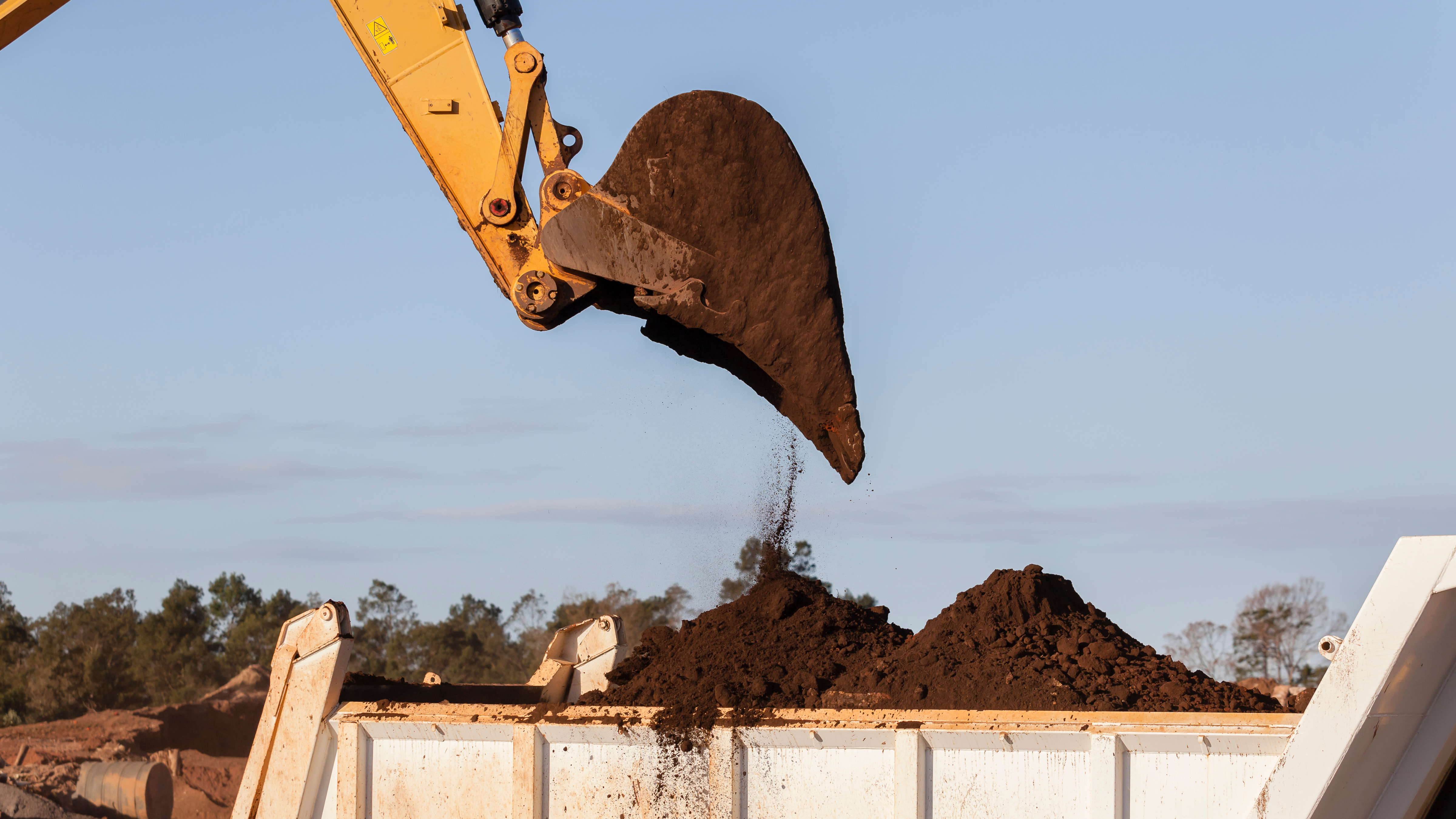 travaux VRD Alpes-Maritimes, installation fosses septiques Var, viabilisation terrain, entreprise terrassement, fosses septiques, aménagement de terrain.