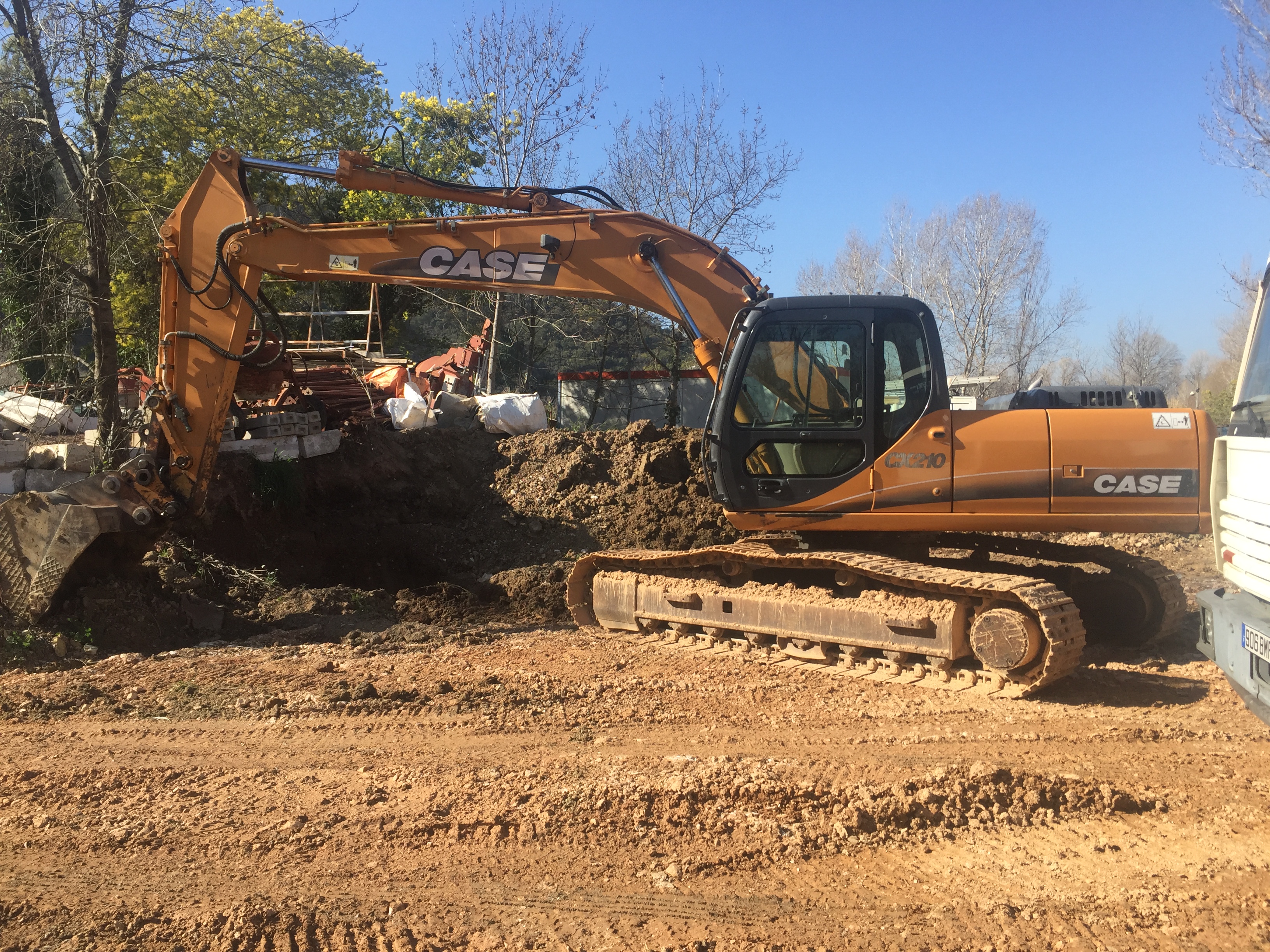 Pelleteuse - Terrassement Mougins 06 83 - Fernandes Terrassement