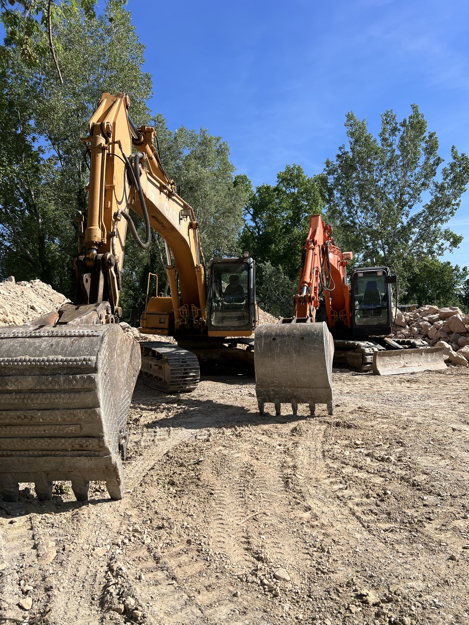 entreprise de terrassement Alpes-Maritimes, terrassement Var, travaux VRD, démolition, enrochement, terrassement piscine, terrassement villa.